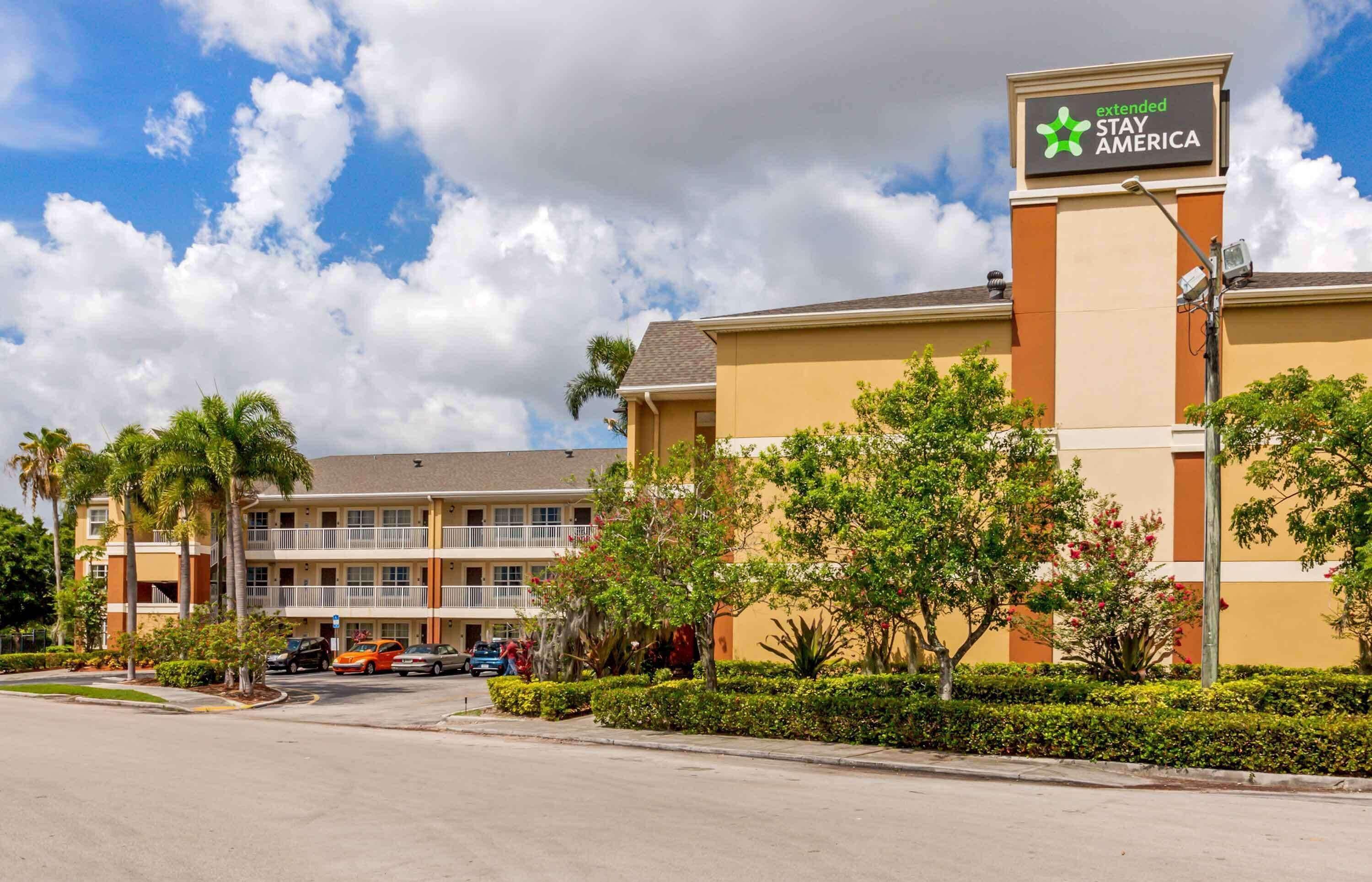 Staying Near Royal Palm Park: 13 Airport Hotels Compared
