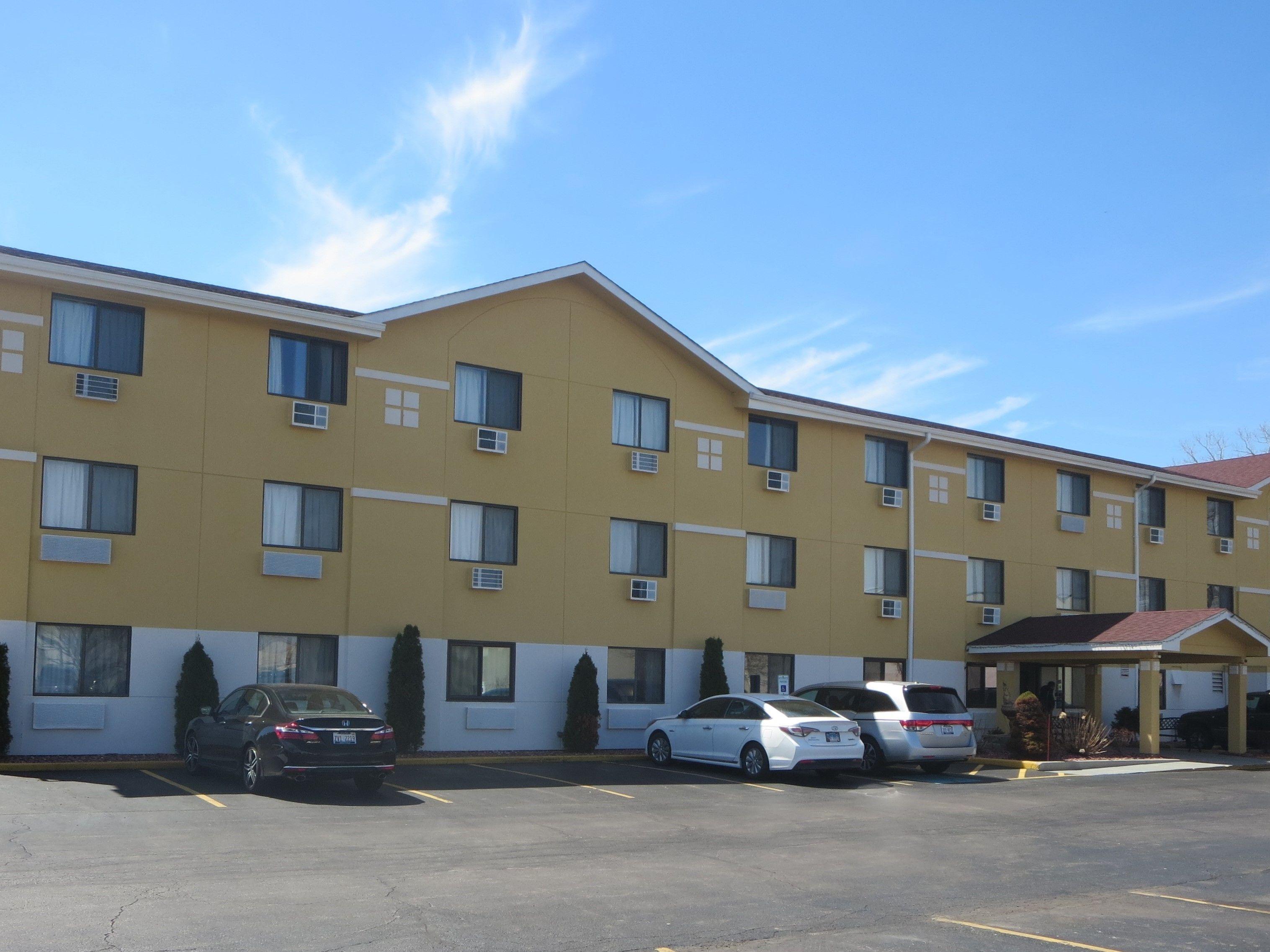 4 Smart Business Hotels Near MacArthur Woods Forest Preserve