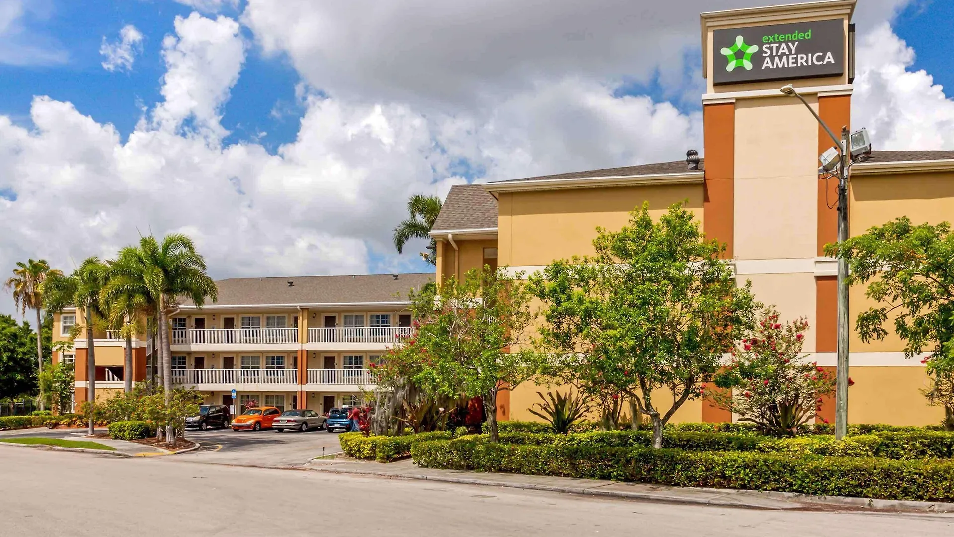 Staying Near Royal Palm Park: 13 Airport Hotels Compared