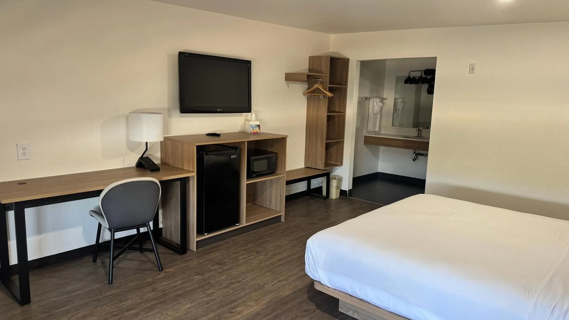 6 Airport Hotels Near Knott's Oasis Water Park for Easy Access