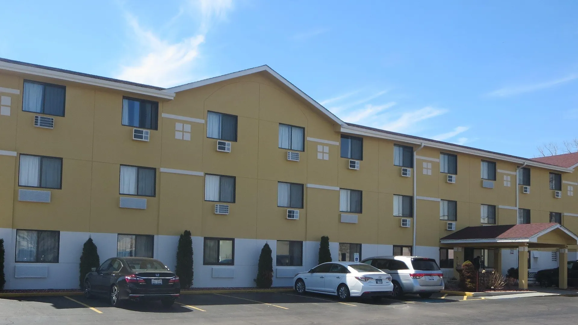 4 Smart Business Hotels Near MacArthur Woods Forest Preserve